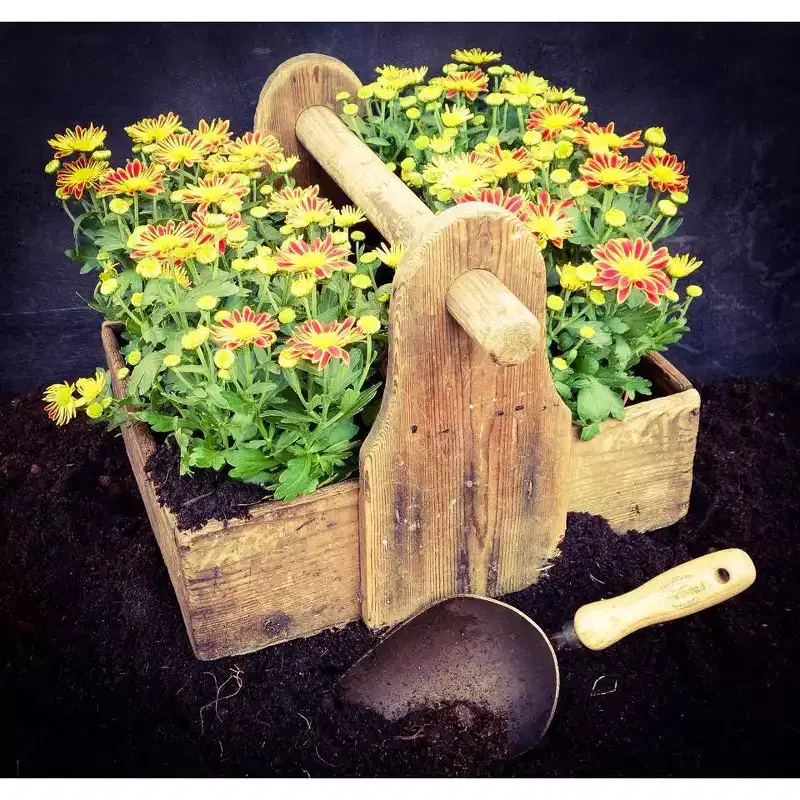 DeWit Forged Scoop  Heavy-Duty Garden Trowel for Big Jobs