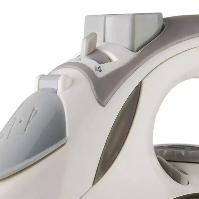 Brentwood Steam Iron With Retractable Cord